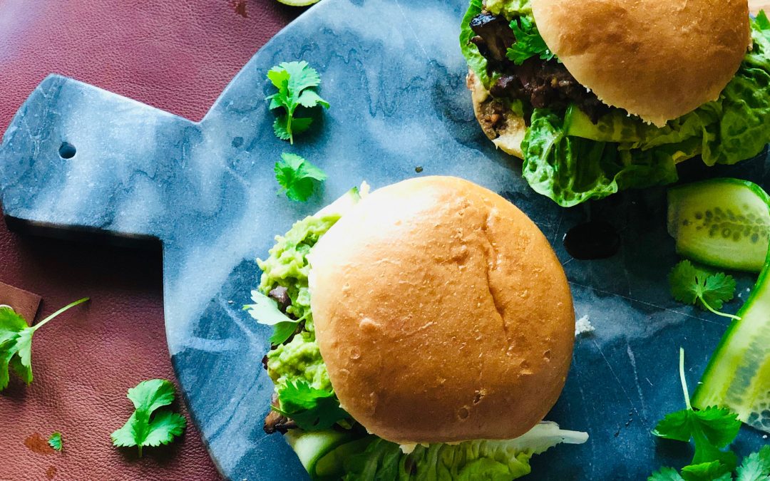 Hamburger med biff og asiatisk saus, med most avokado og agurk på hamburgerbrød