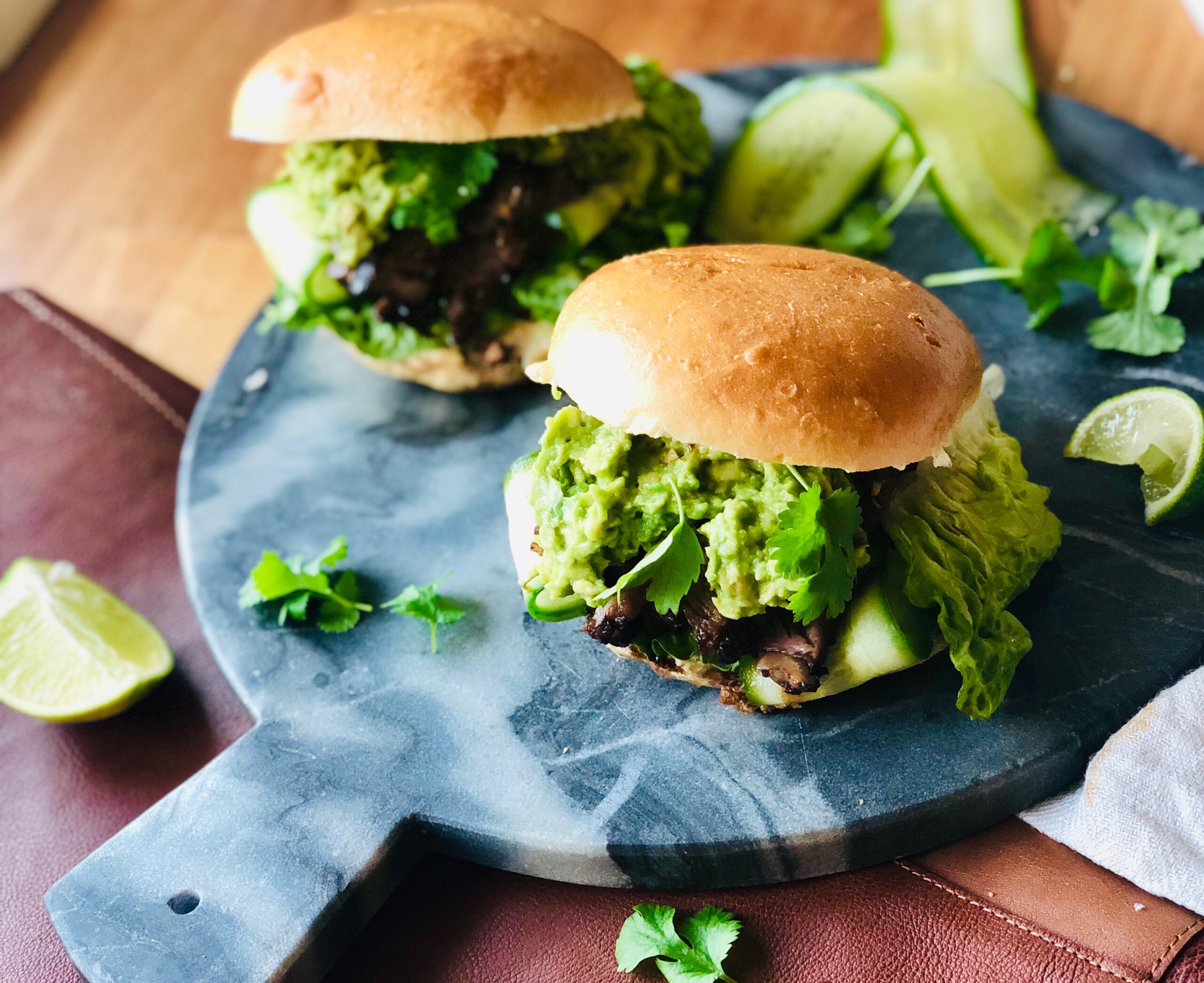 Satayburger med biff, agurk og most avokado på hamburgerbrød