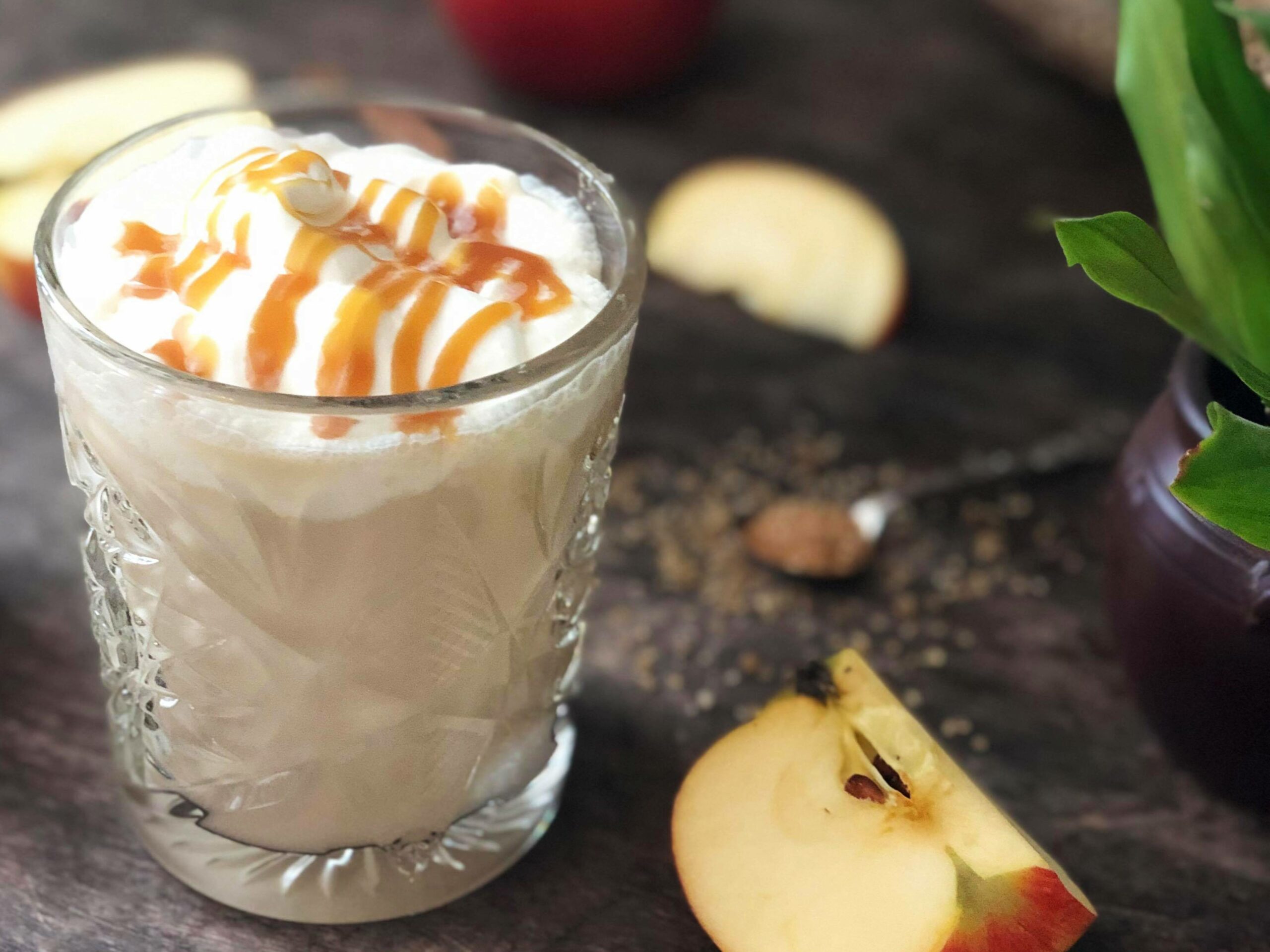 Varmende eplecider med salt karamell