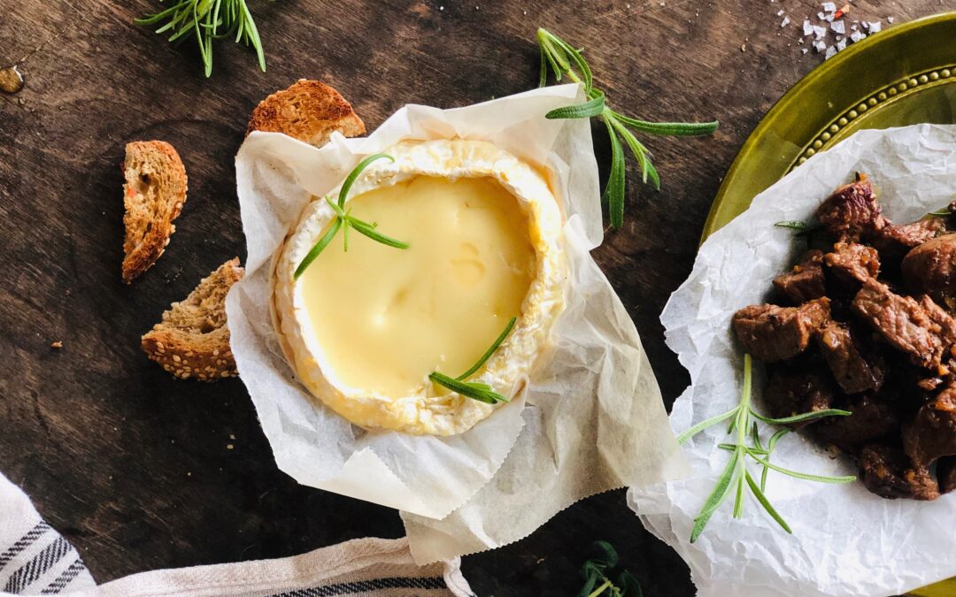 Varm og fløyelsmyk Camembert med biffsnacks