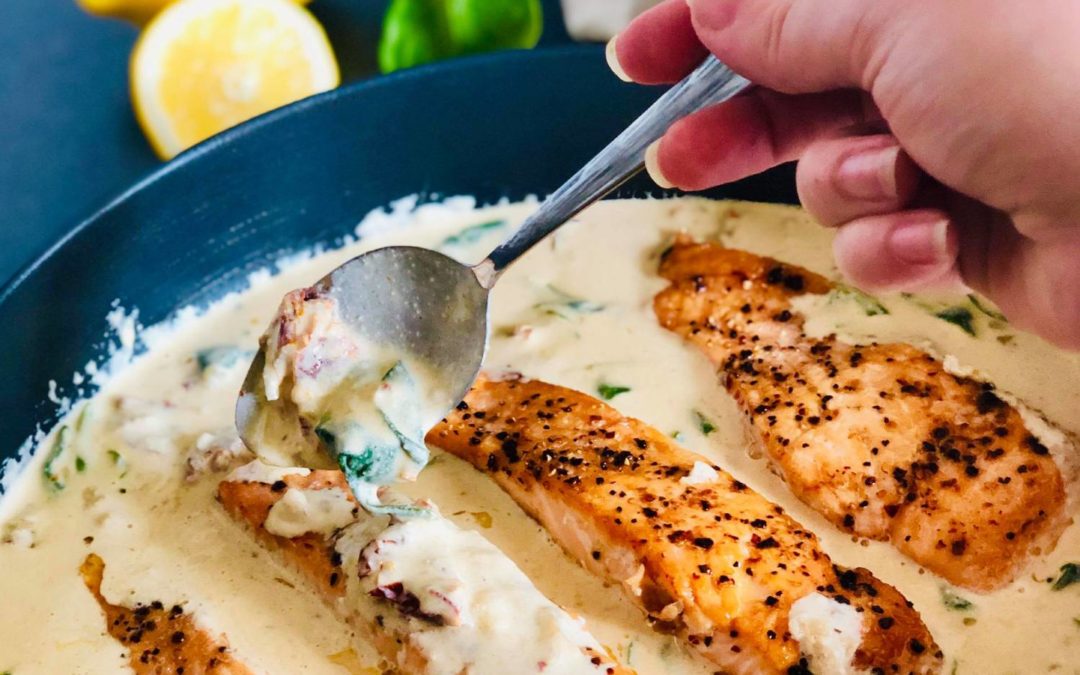 Laks med hvit kremet saus med soltørkede tomater
