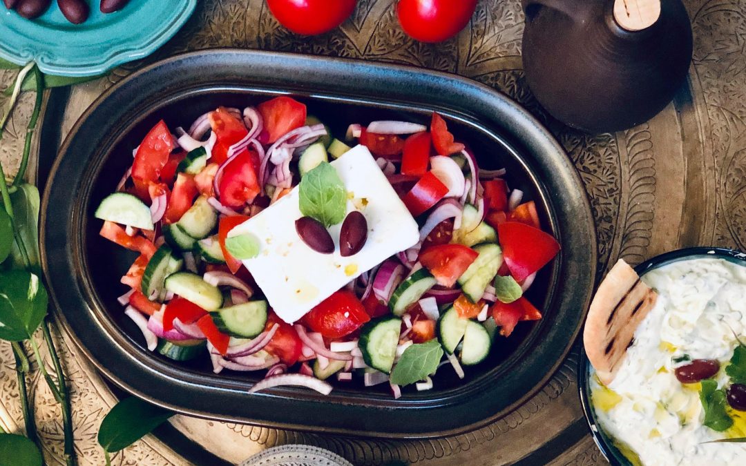 Gresk salat med tomat, agurk, løk, fetaost, kalamata oliven og tzatziki