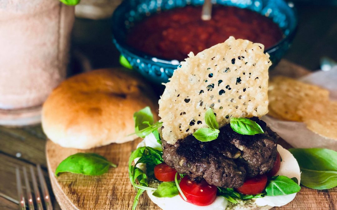Italiensk hamburger med rød tomatsaus, mozzarella, pesto, tomater, basilikum og parmesanchips