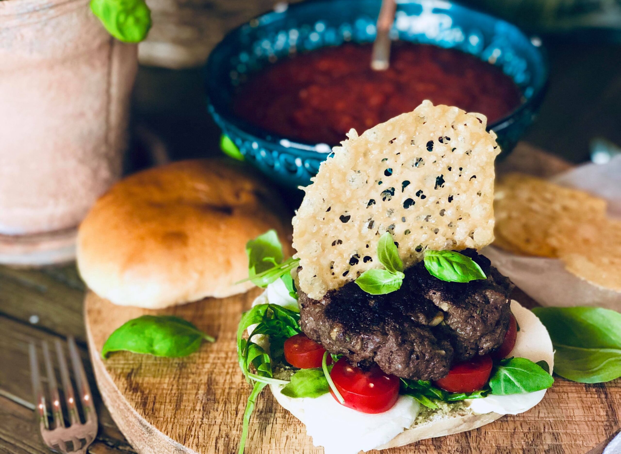 Italiensk hamburger med parmesanchips