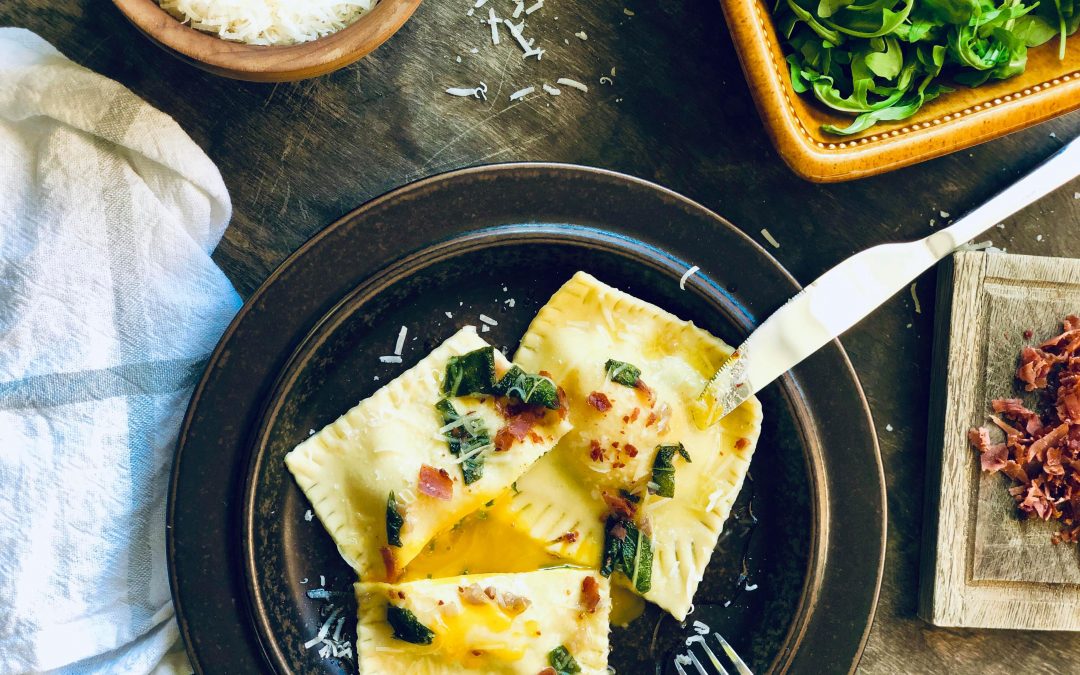 Ravioli med spinat og Ricotta-fyll og eggeplomme toppet med salvie smør med sprø spekeskinke