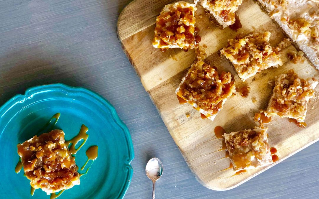 Ostekake med med sprø eplecrunch, med kjeksbunn og salt karamell