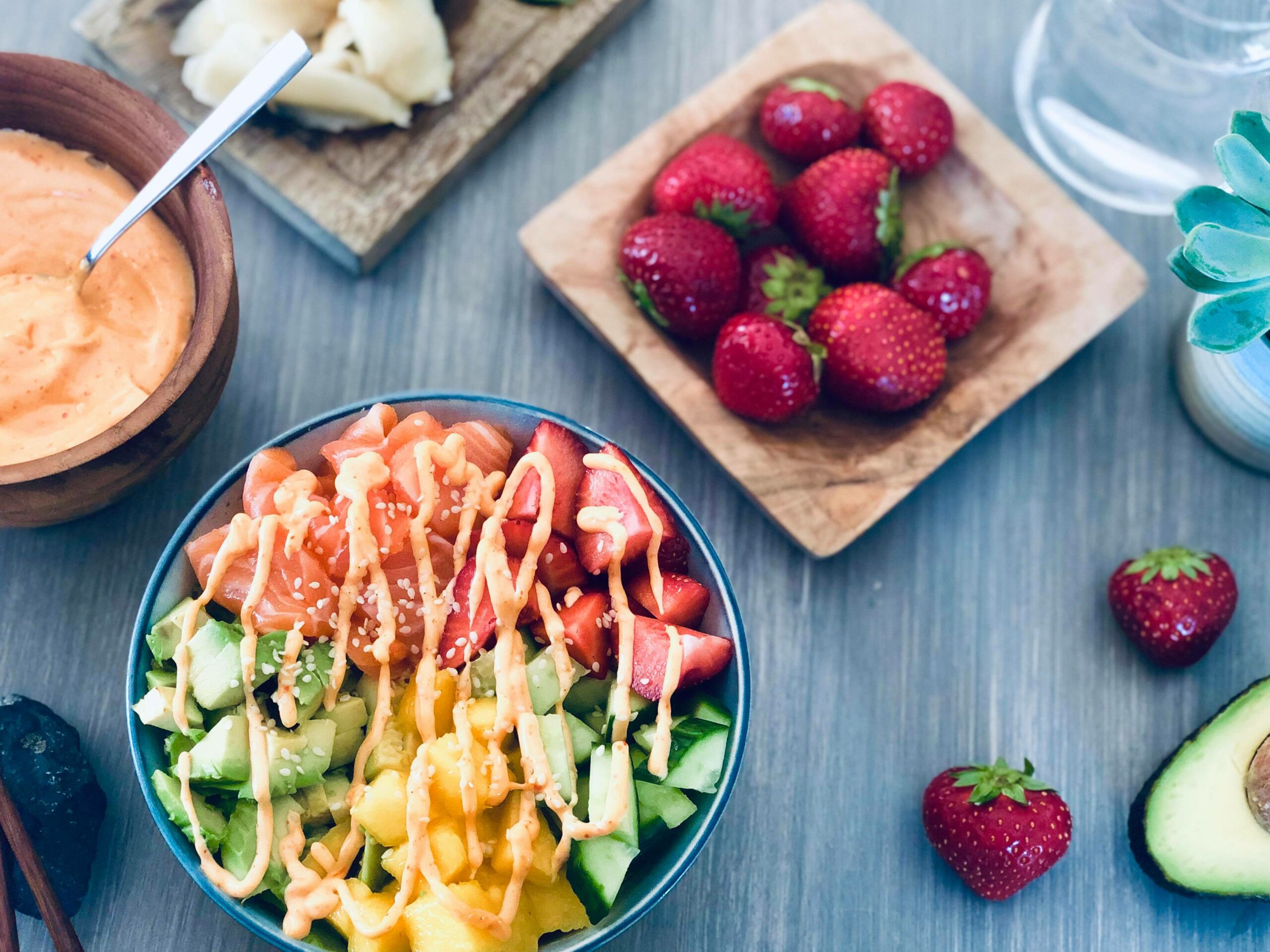 Sushibowl med laks, agurk, avokado, jordbær og mango, toppet med chilimajones