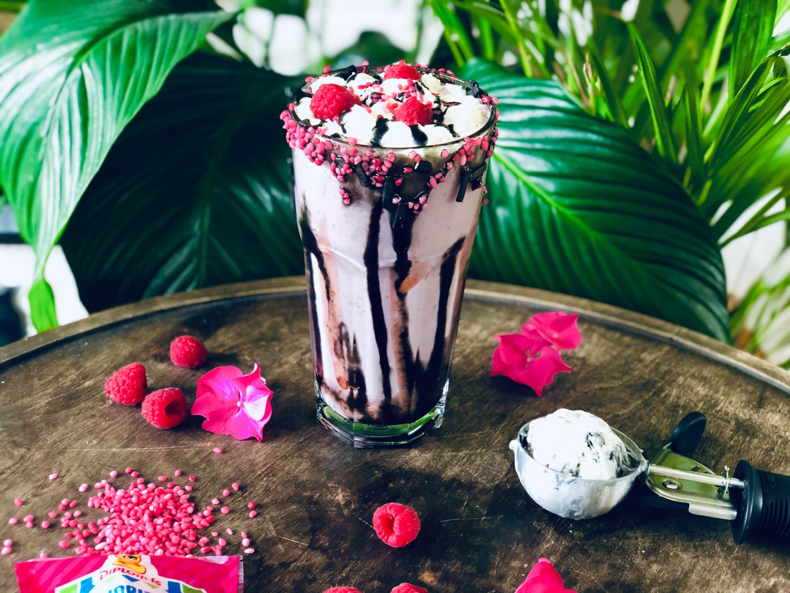 Superdigg milkshake med lakris og bringebær