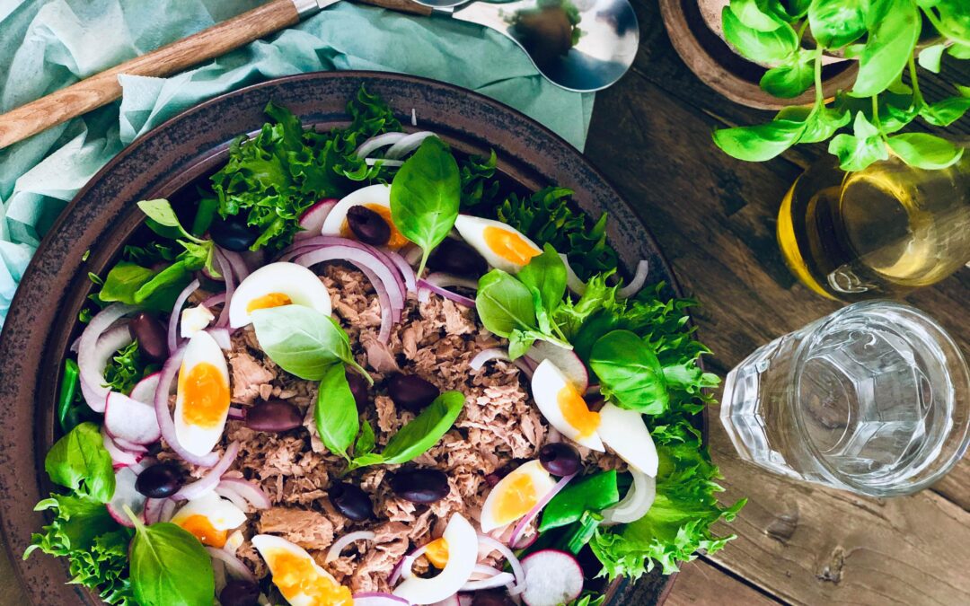 Frisk tunfisksalat med egg, oliven og basilikum