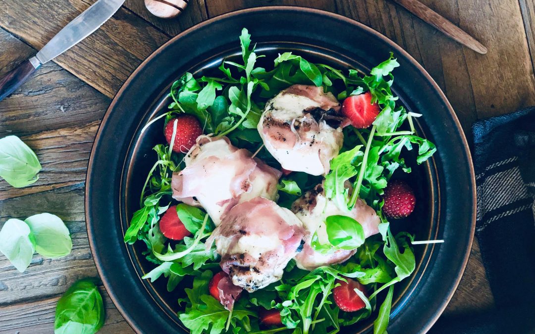 Grillet kremete mozzarella, med spekeskinke, ruccola, salat, jordbær og honning