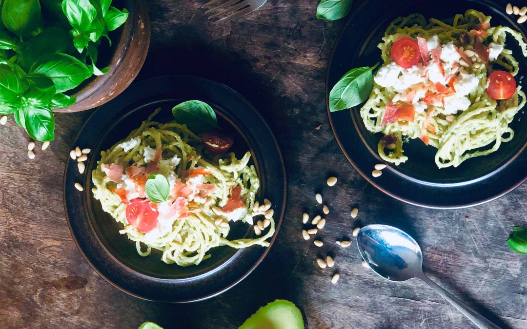 Creamy avokadopasta, med spaghetti med avokado, fetaost, spekeskinke, tomater og pinjekjerner