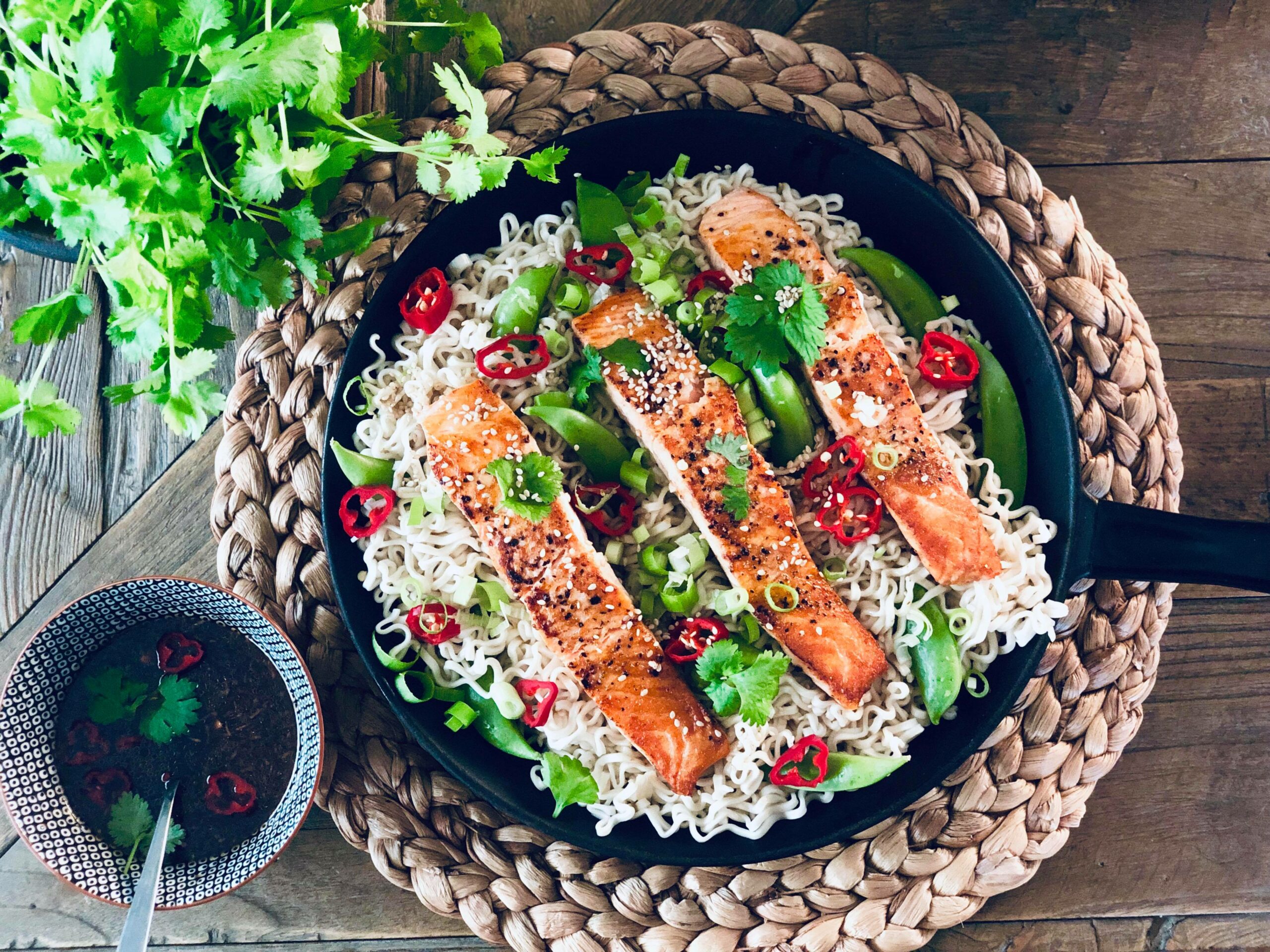 Laks med nudler og asiatisk saus