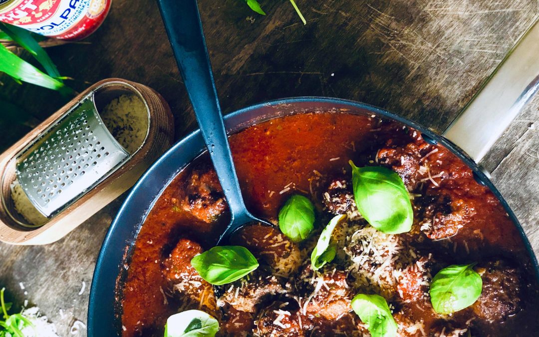 Saftige kjøttboller i rød tomatsaus med basilikum og parmesan