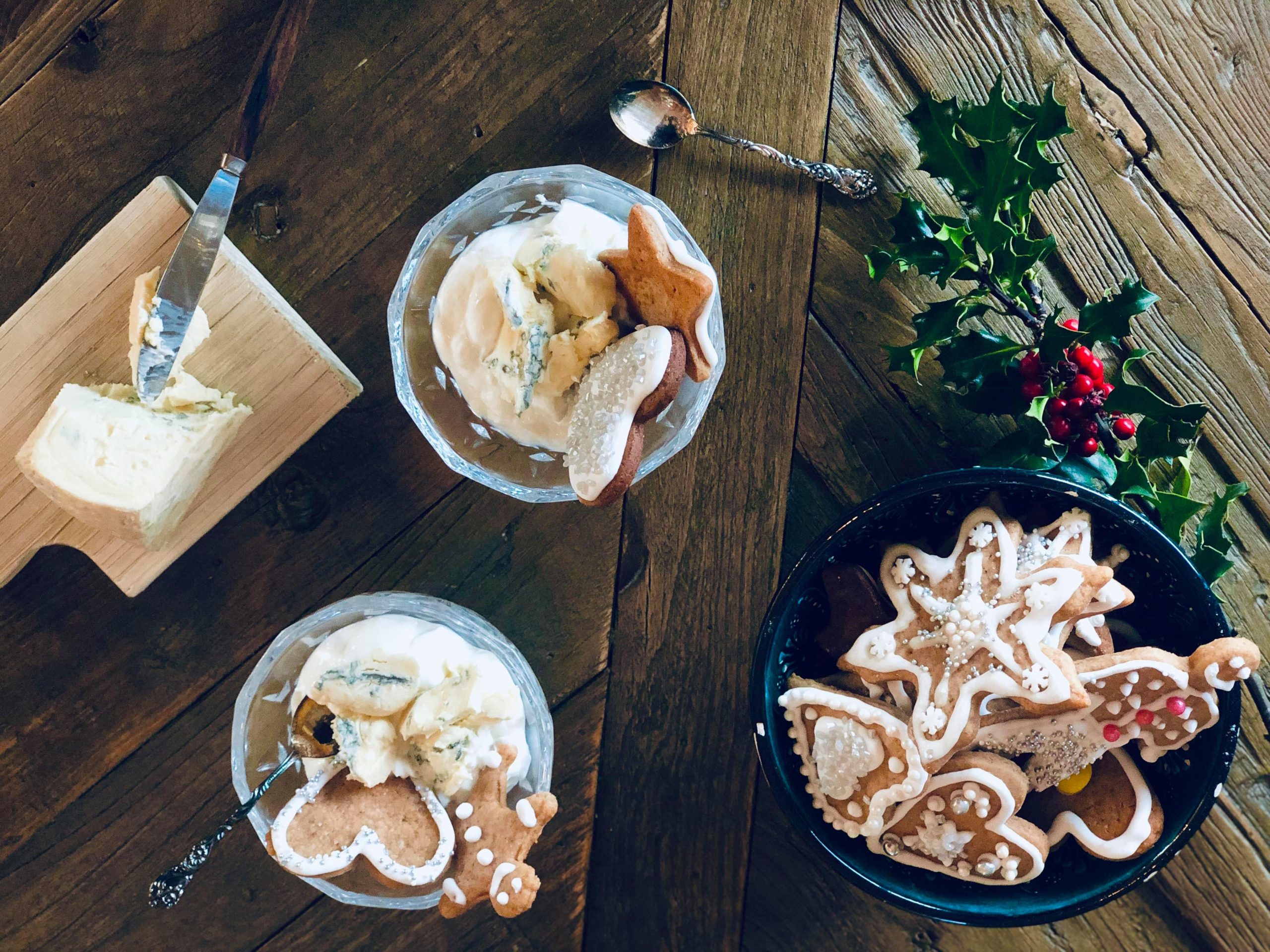 Yoghurt, pepperkaker og blåmuggost