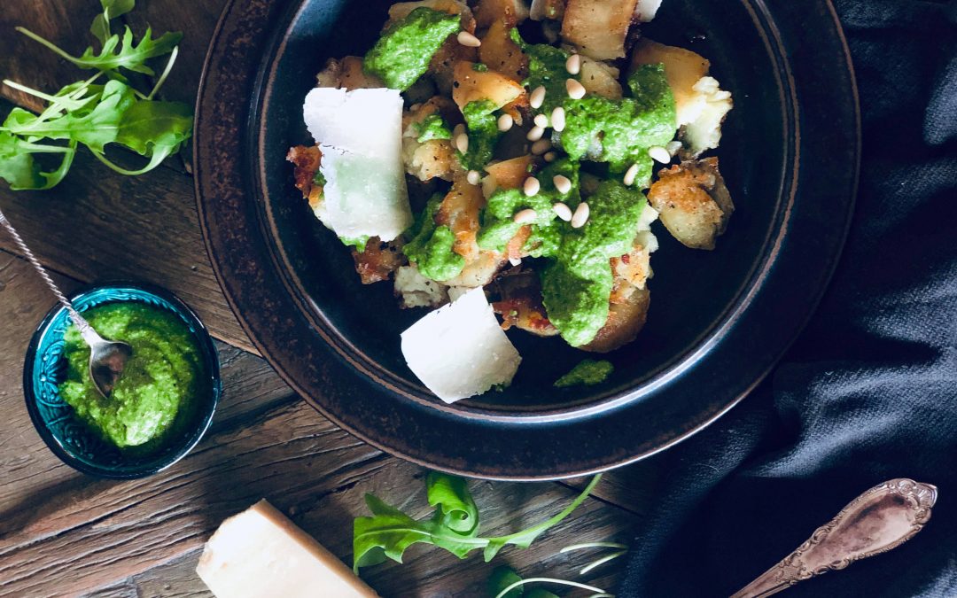 Crispy knuste poteter med pesto, pinjekjerner, ruccola og parmesan