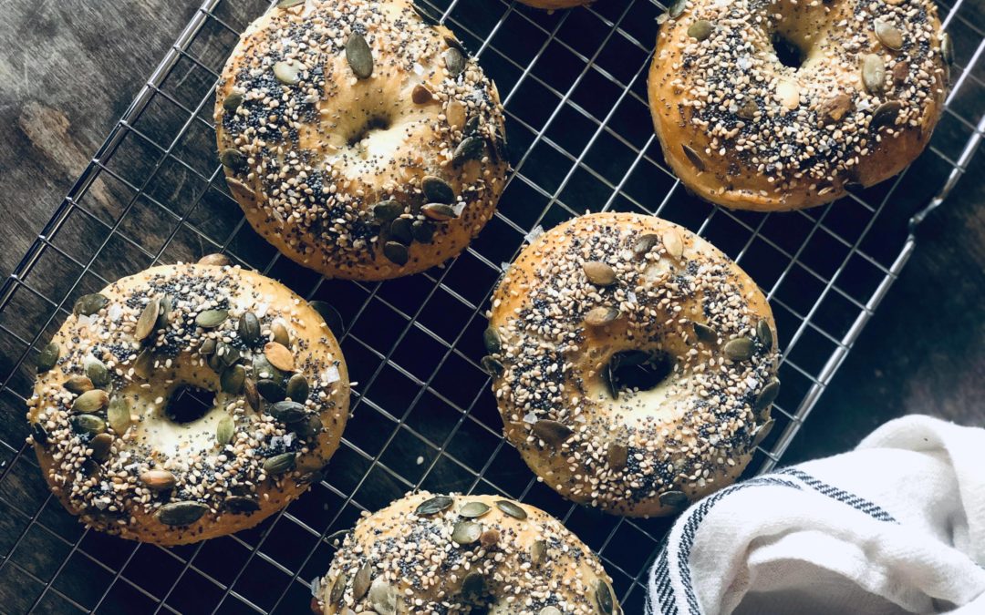 Hjemmelagde bagels med gresskarfrø, sesamfrø, parmesan og valmuefrø
