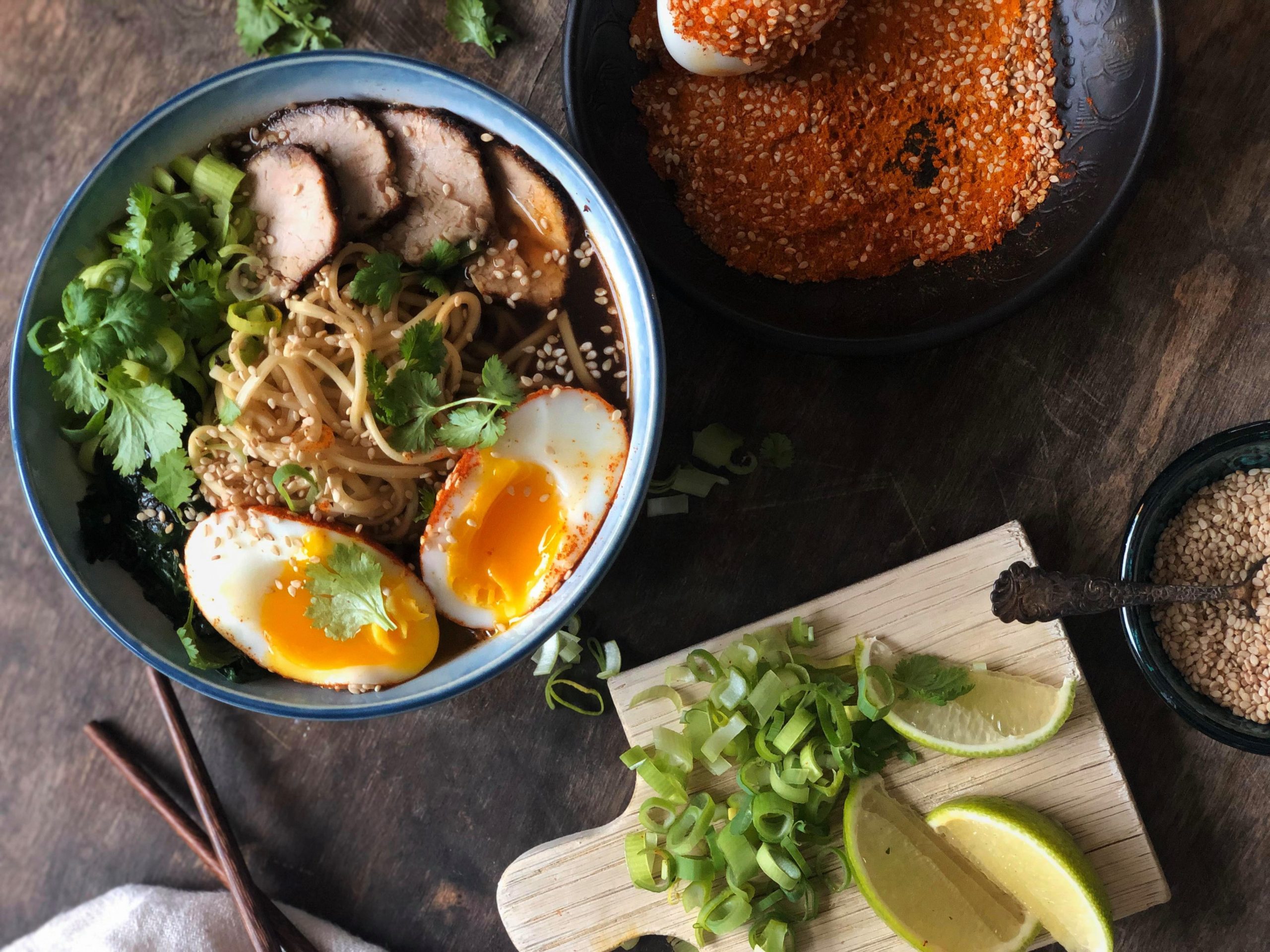Ramen nudler med svinekjøtt